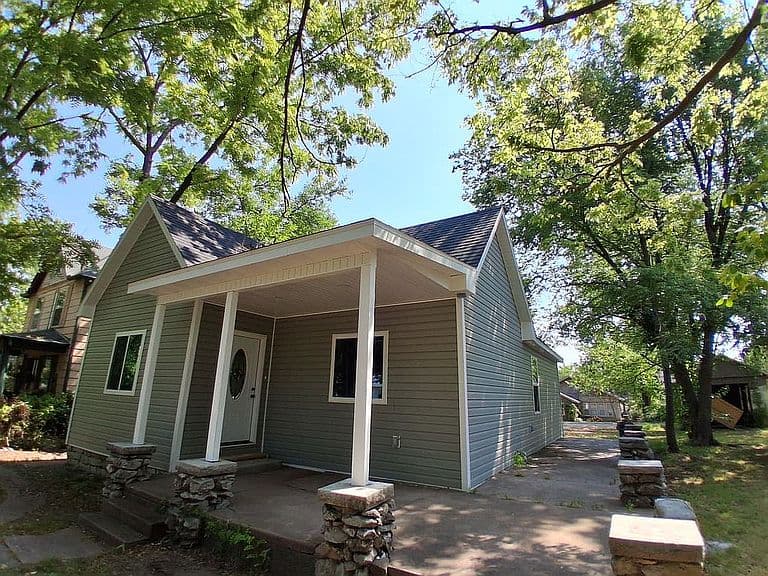 Listing photo 2