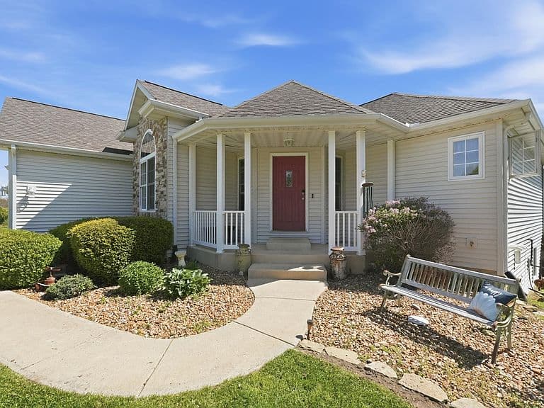 Listing photo 2