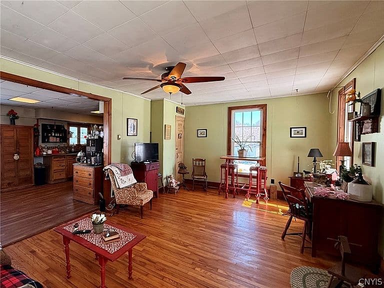 Listing photo 3