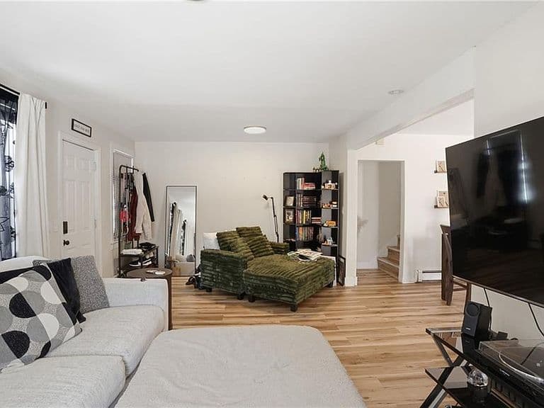 Listing photo 4