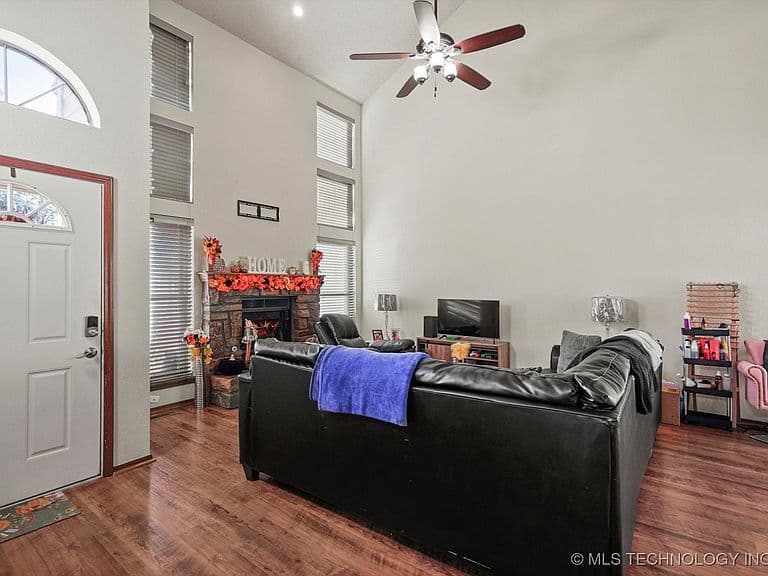 Listing photo 3