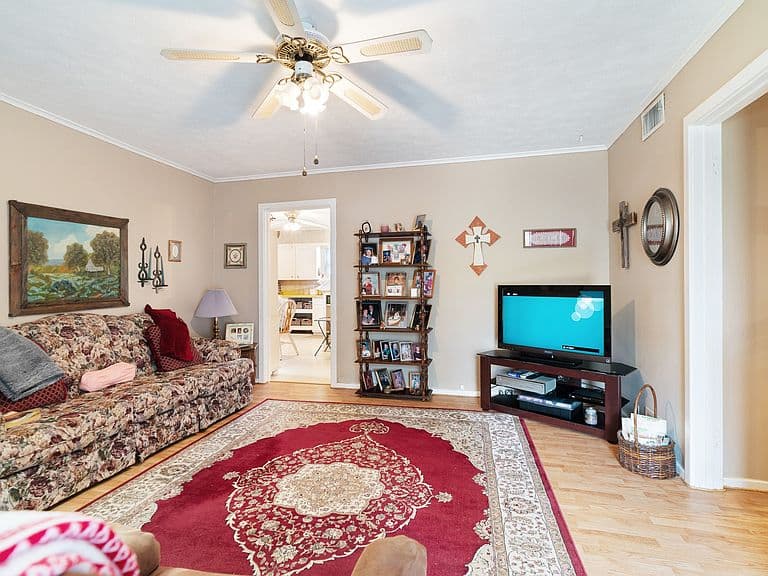 Listing photo 3