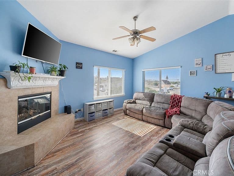 Listing photo 4