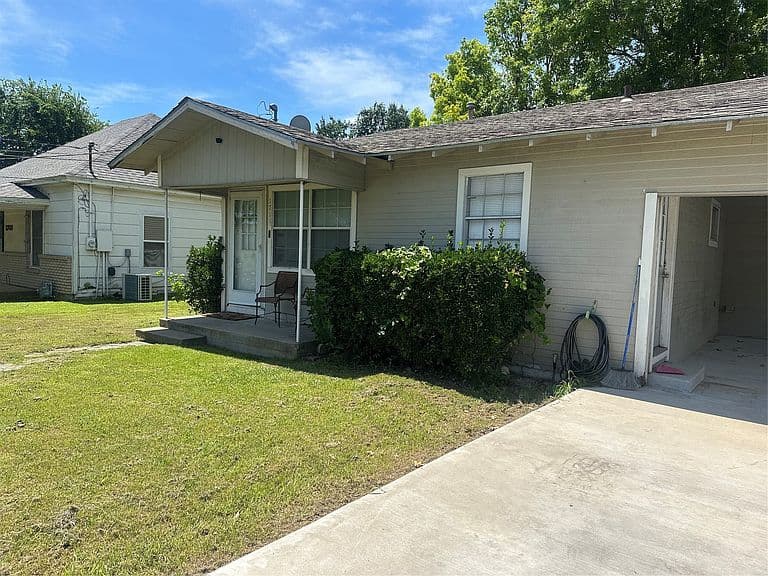 Listing photo 3