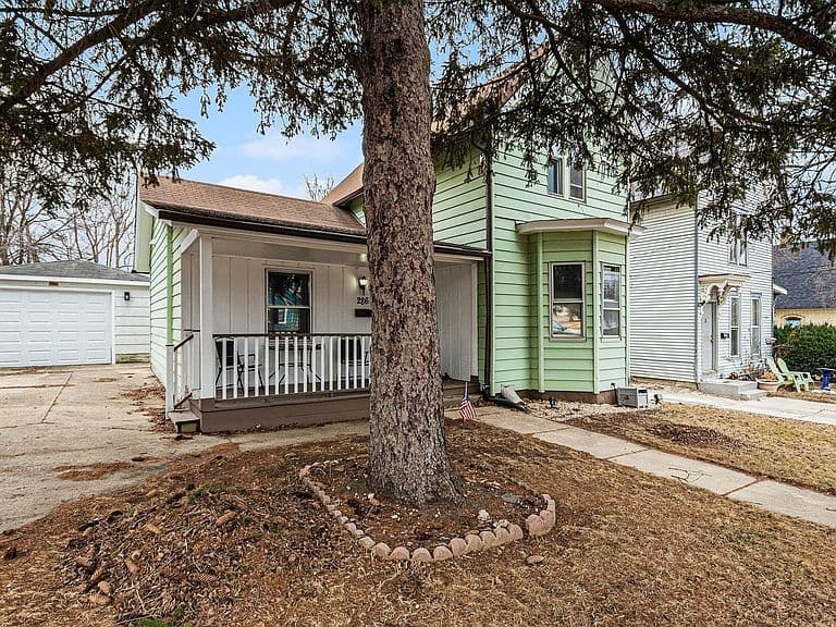 Listing photo 2