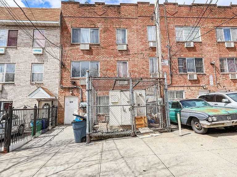 Listing photo 2