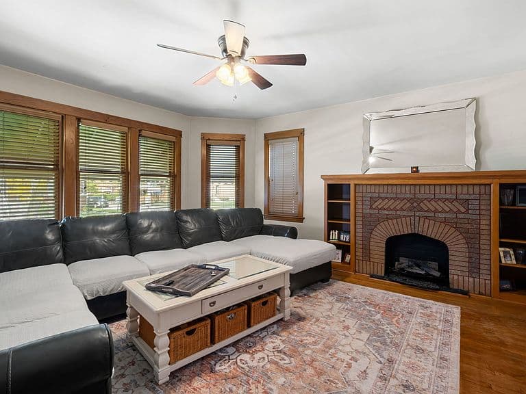Listing photo 2