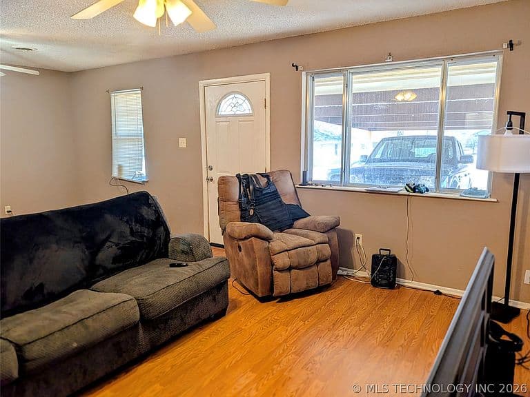Listing photo 3