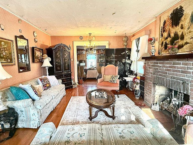 Listing photo 2