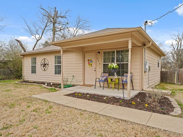 Listing photo 2