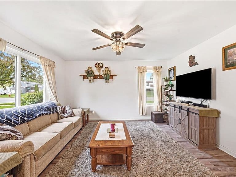 Listing photo 5