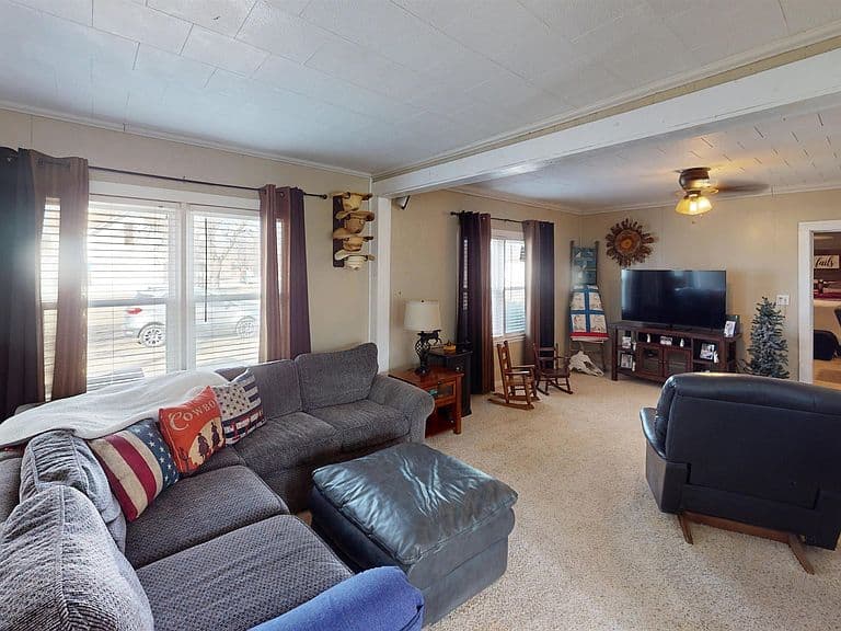 Listing photo 3