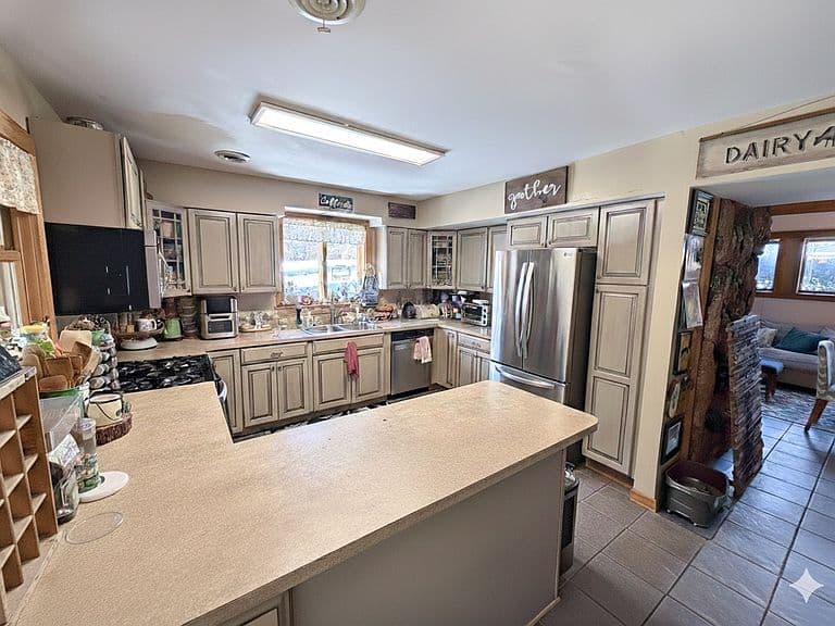 Listing photo 2