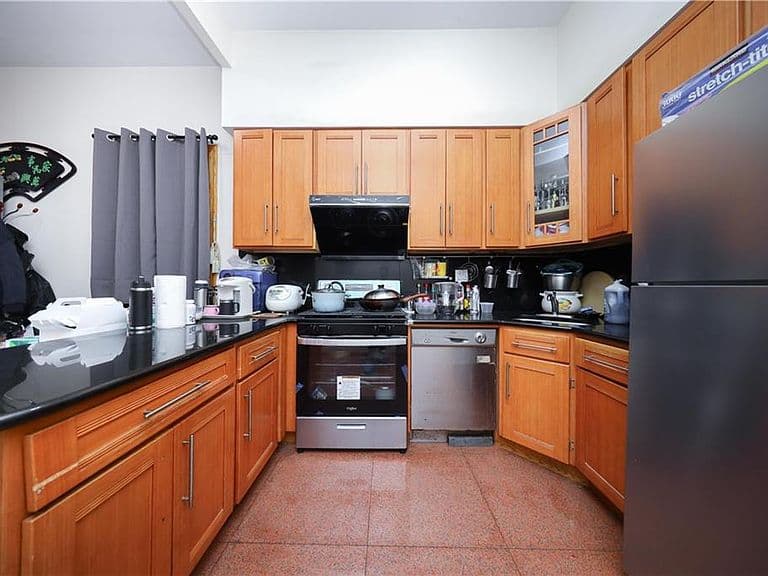 Listing photo 3