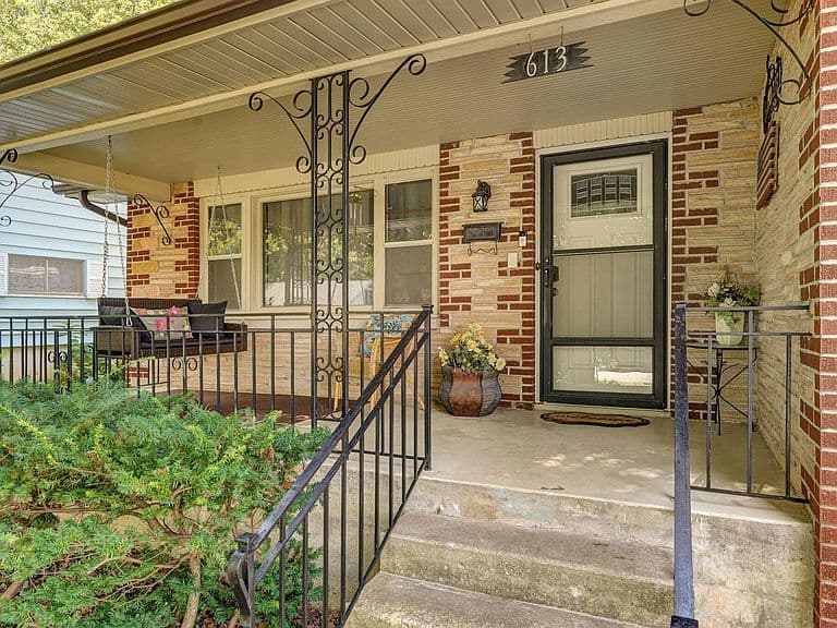 Listing photo 2