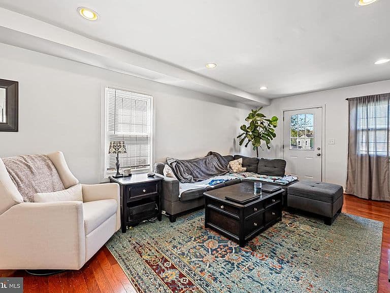 Listing photo 4