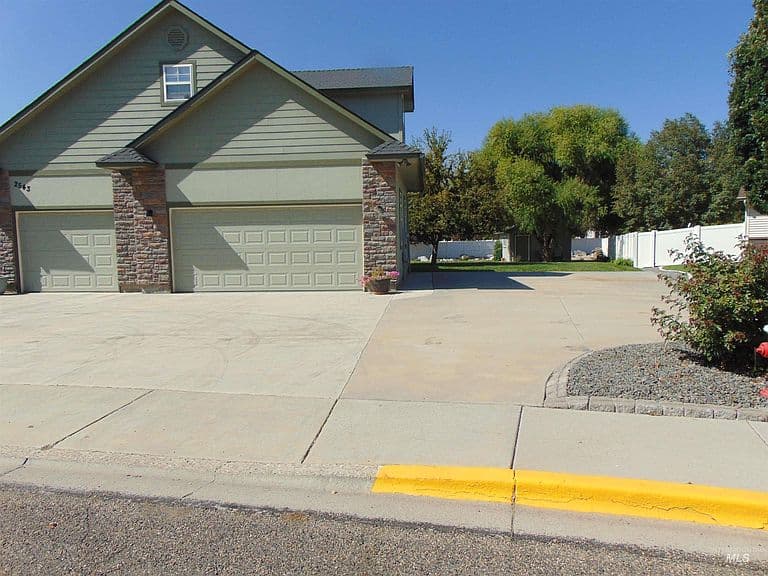 Listing photo 2