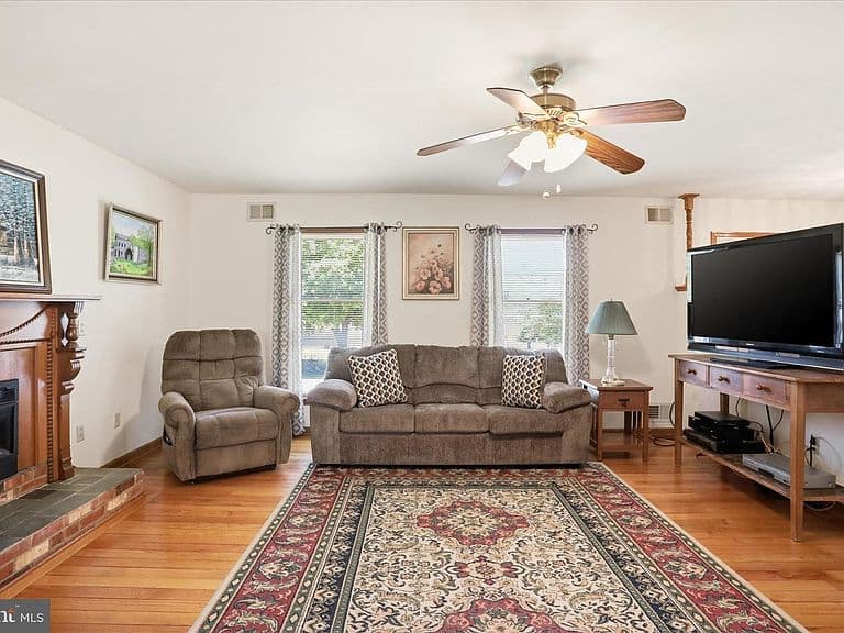 Listing photo 5