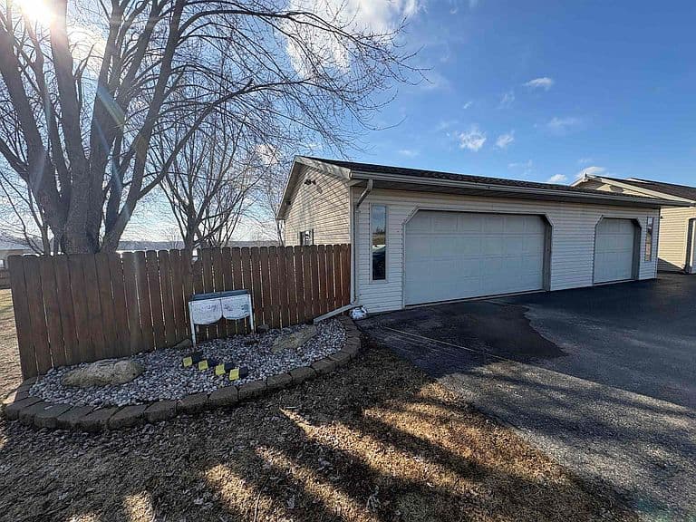 Listing photo 5