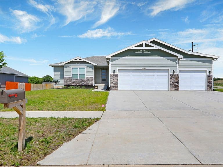 Listing photo 2