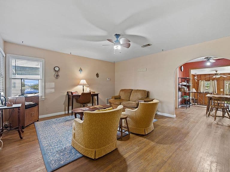 Listing photo 5