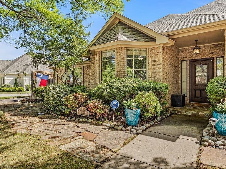 Listing photo 3