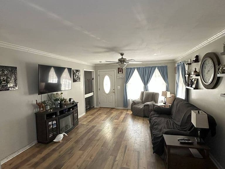 Listing photo 2