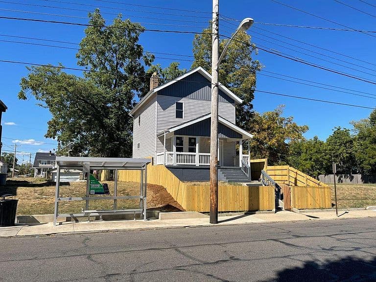 Listing photo 2