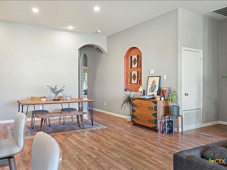 Listing photo 4