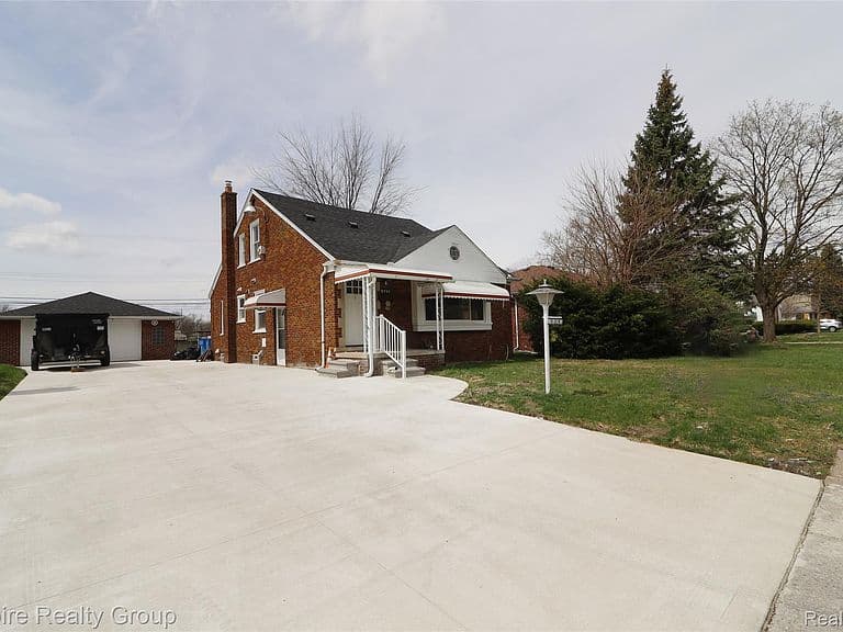 Listing photo 3