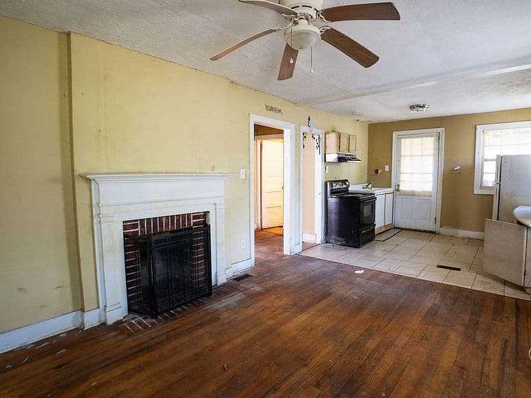 Listing photo 3