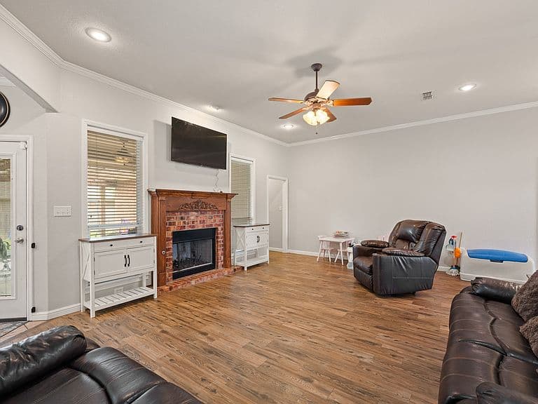 Listing photo 5