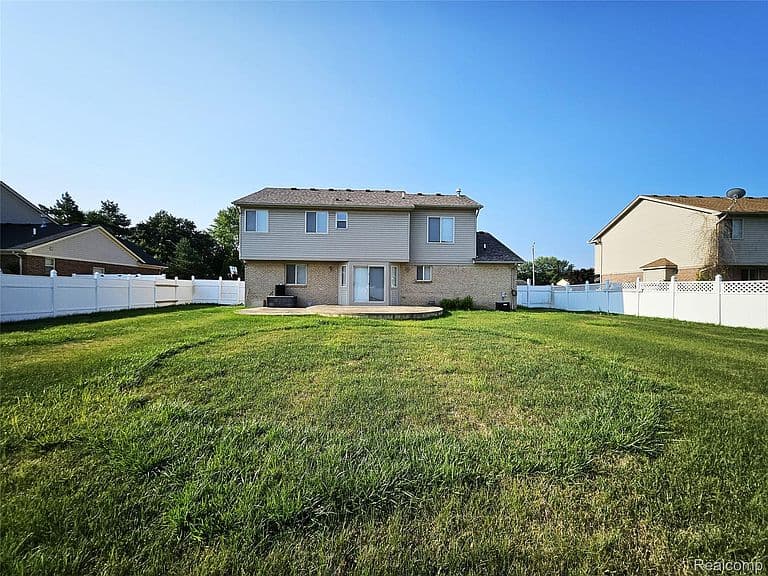 Listing photo 4