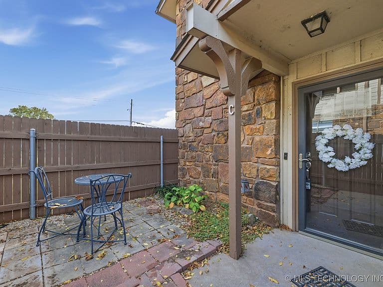Listing photo 2