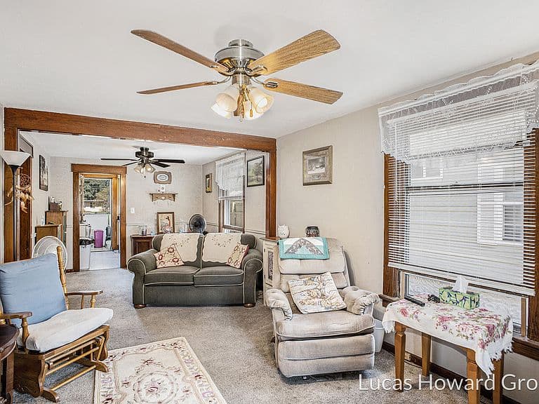 Listing photo 2