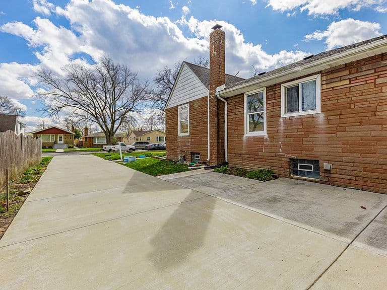 Listing photo 4