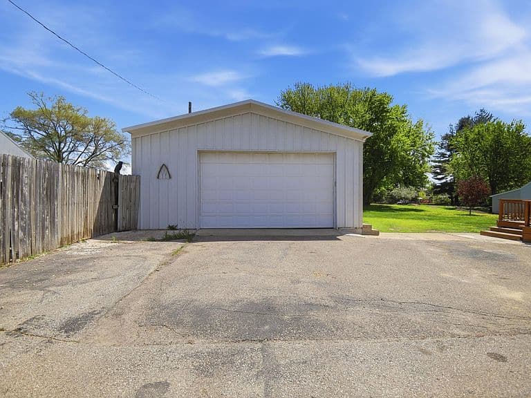 Listing photo 5