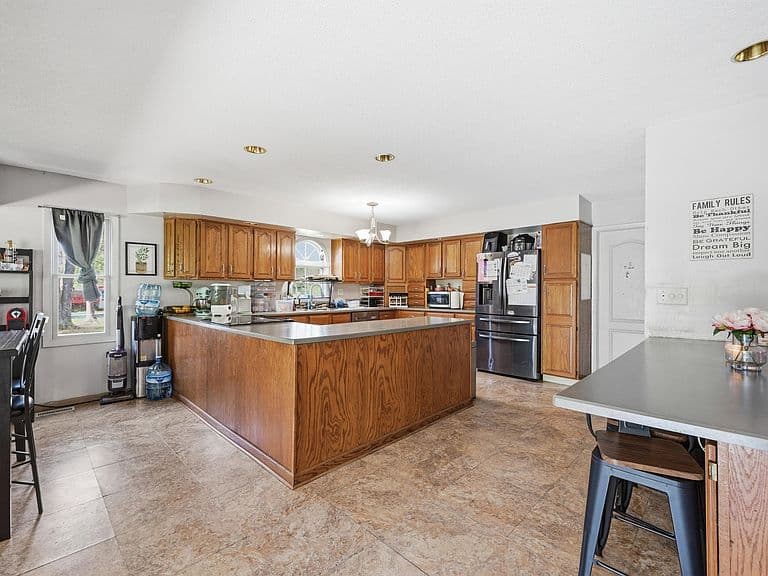 Listing photo 5