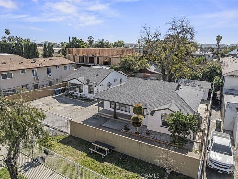 Listing photo 3