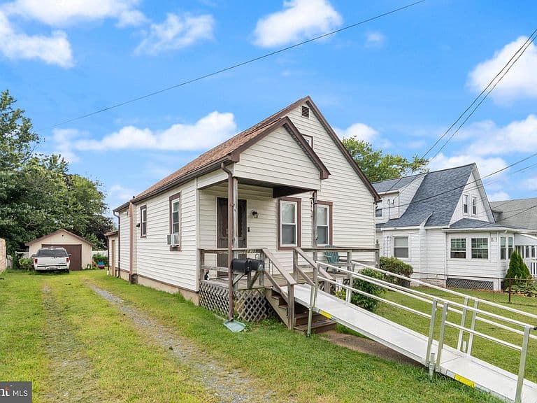 Listing photo 2