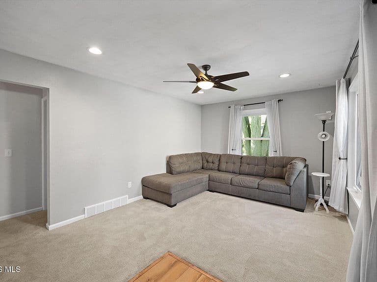 Listing photo 5