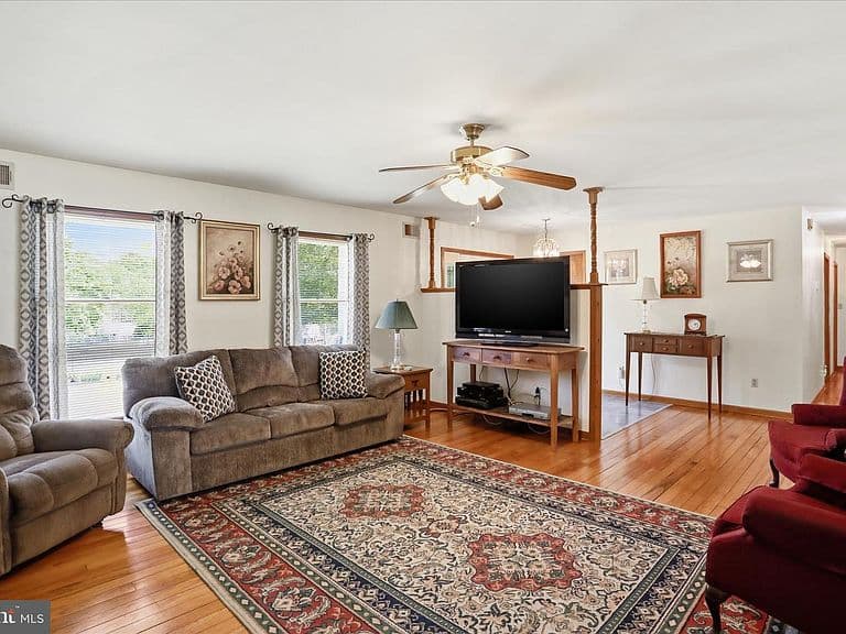 Listing photo 4