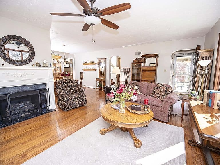 Listing photo 2