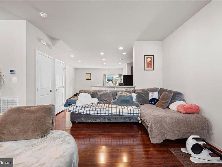 Listing photo 5