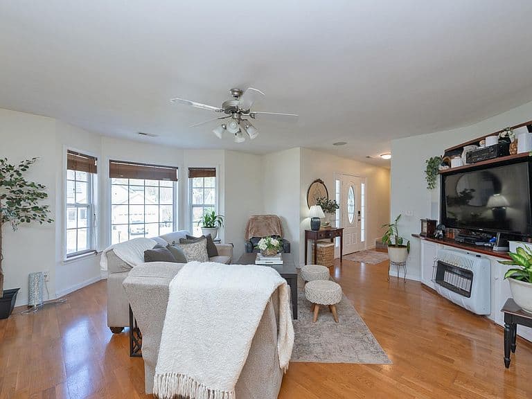 Listing photo 5