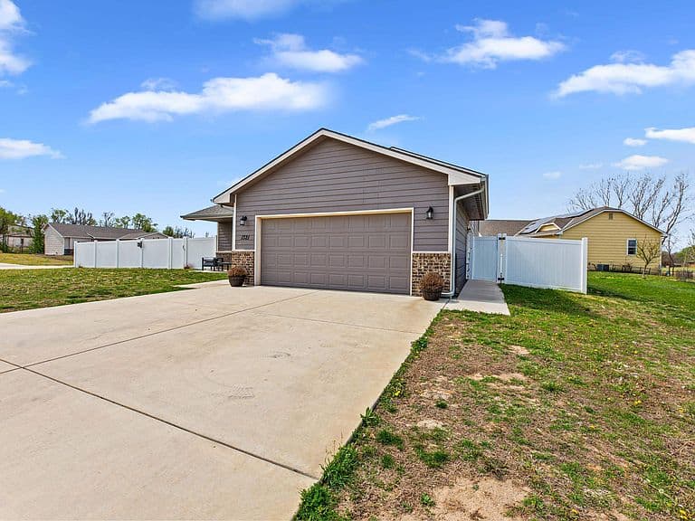 Listing photo 2