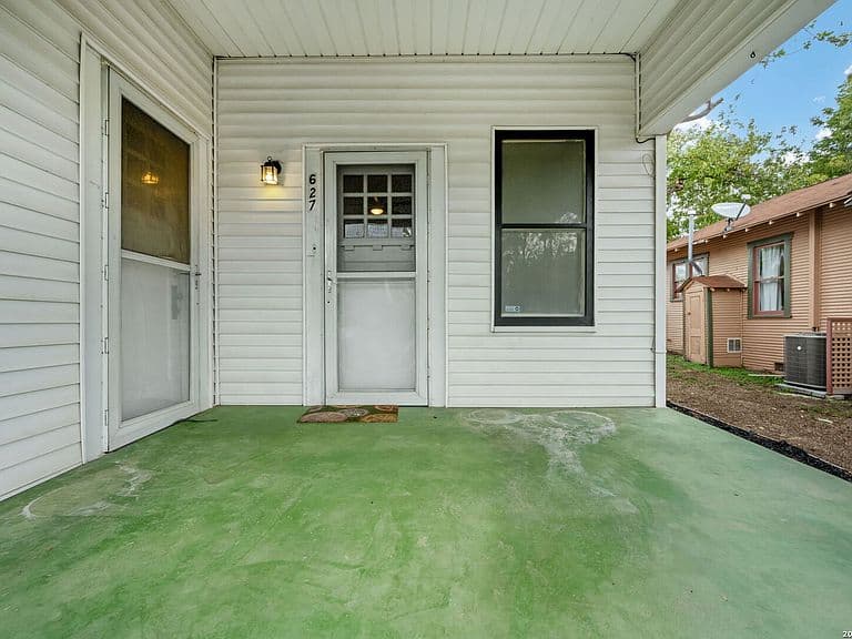 Listing photo 3