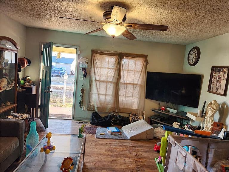 Listing photo 3