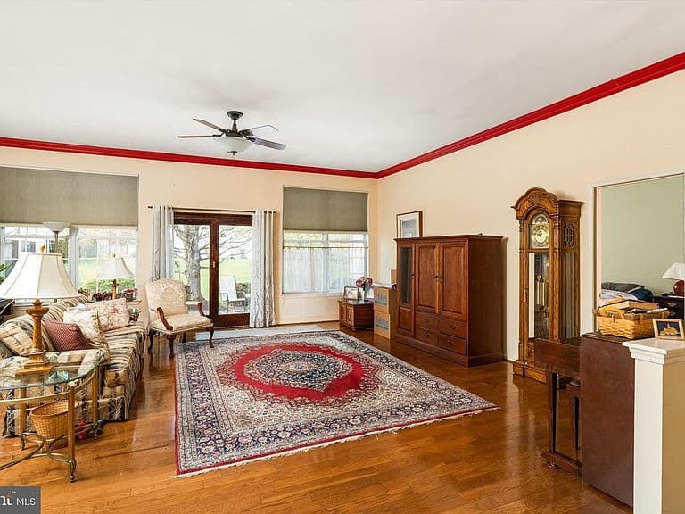 Listing photo 5