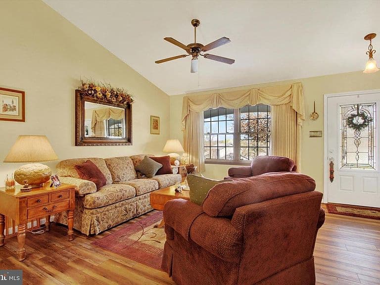 Listing photo 5